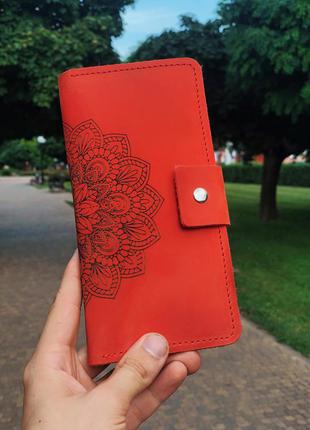 Яскравий червоний шкіряний жіночий гаманець з гравіюванням мандала3 фото