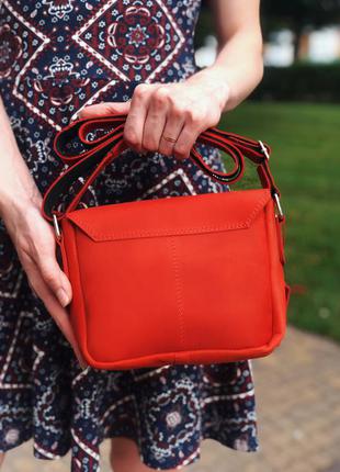 Яркая красная кожаная сумка с персональной гравировкой2 фото
