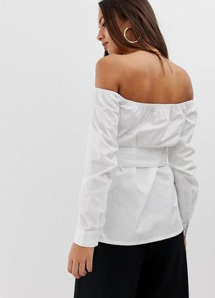 Оригинальная стильная белая рубашка с открытыми плечами и поясом prettylittlething2 фото