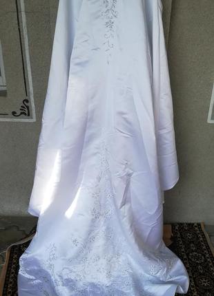 Весільне розкішна атласна сукня зі шлейфом7 фото