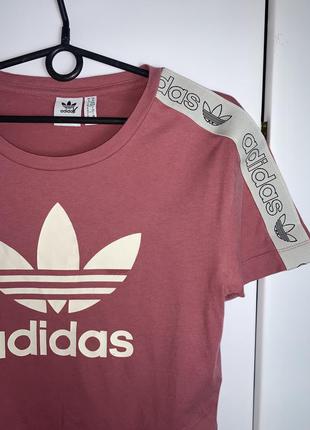 Женский кроп топ adidas с лампасами биг лого футболка топик адидас розовая4 фото