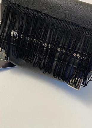 Красива чорна сумочка з короткою ручкою з бахромою5 фото