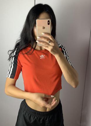 Женский кроп топ adidas original центр лого красный с лампасами футболка адидас1 фото