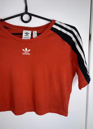 Женский кроп топ adidas original центр лого красный с лампасами футболка адидас5 фото