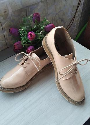 Лакові пудові нюдовые туфлі лофери / шкіряні туфлі лофери