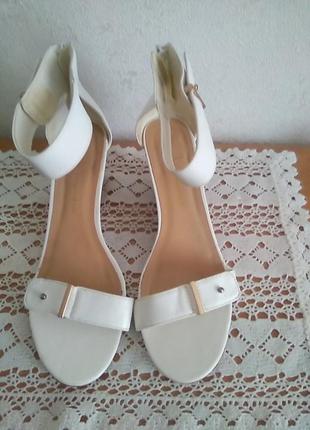 Босоніжки 40 р за ст 26 ш 9 танкетка6 см