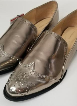 Zara 41р. шикарні сріблясті лофери з металевими заклепками