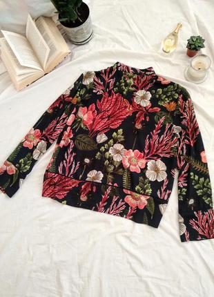 Блуза квітковий принт hm чорна блуза контрастний малюнок3 фото