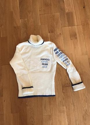 У язаний светр з вишивкою