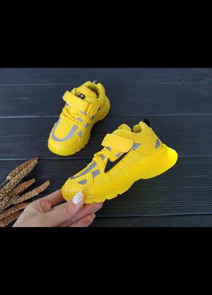 Яскраві стильні кросівки