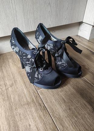 Туфлі stuart weitzman