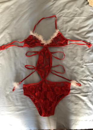 Эротический костюм с подвязками для чулков и красивыми завязками на талию