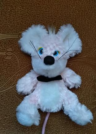 Мишеня поюший