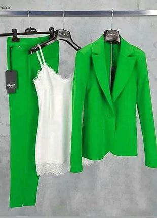 Очень яркий зелёный брючний костюмчик