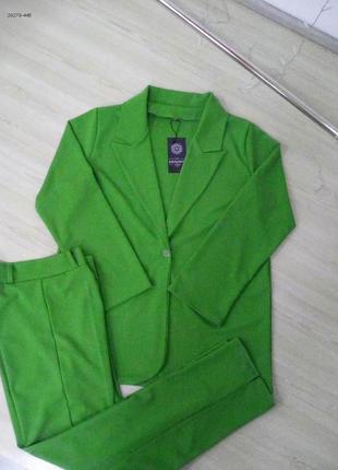 Дуже яскравий зелений брючний костюм2 фото