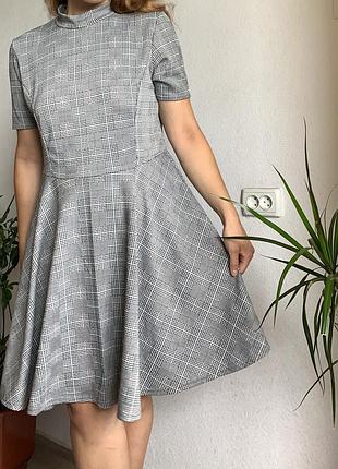 Плаття в клітку з пишною спідницею