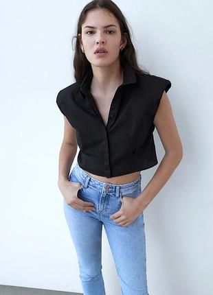 Блуза топ укороченная чёрная хлопковая на пуговицах с подплечниками zara