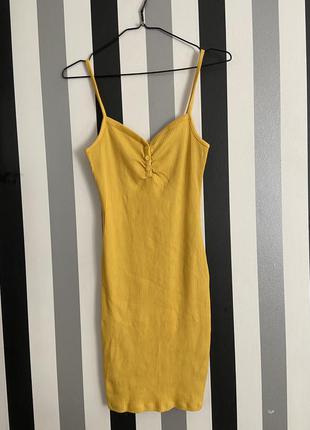 Шикарне плаття по фігурі в рубчик