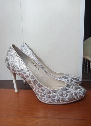 Туфлі на високому каблуці