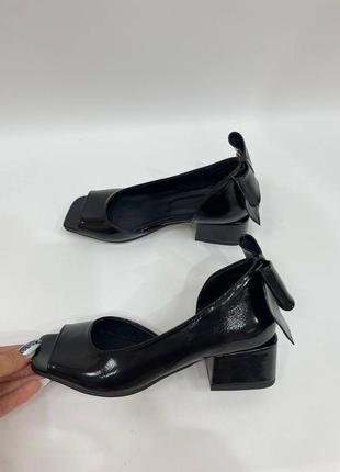 Ексклюзивні туфлі з натуральної італійської шкіри лак чорні з бантиком