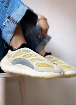 Жіночі різнокольорові кросівки adidas yeezy 700 v3🆕адідас ізі буст 700🆕світяться в темряві