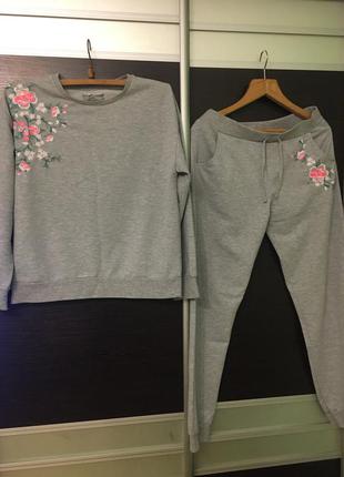 Спортивный костюм с вышивкой