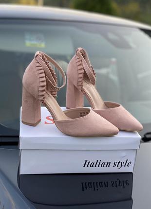 Туфли на высоком каблуке