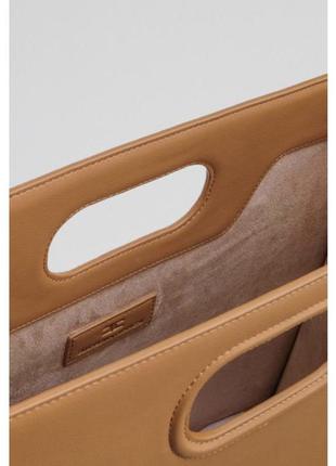 Светло-коричневая сумка-шоппер с ручками в виде отверстия3 фото