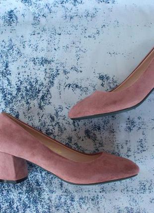 Пудрові туфлі 38 розміру на зручному підборі