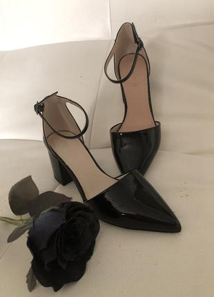 Bianco. чёрные лаковые туфли