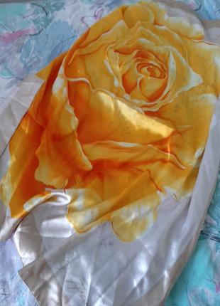 Очень красивый дизайнерский  платок "роза"
