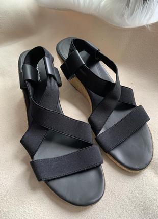 Босоніжки на танкетці сандалі з резиночками