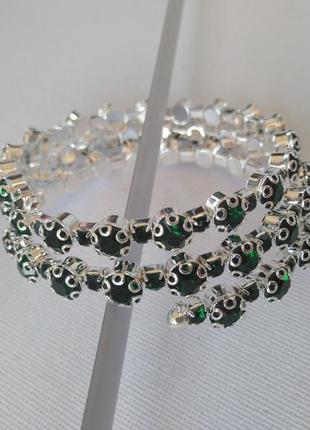 Серебристый браслет с зелеными вставками