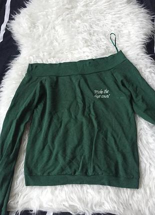 Актуальна кофта на плечі