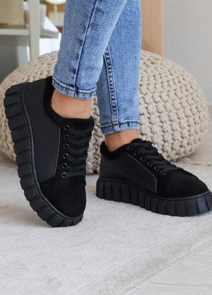 Жіночі кросівки на товстій підошві чорні на шнурівці чорного кольору
