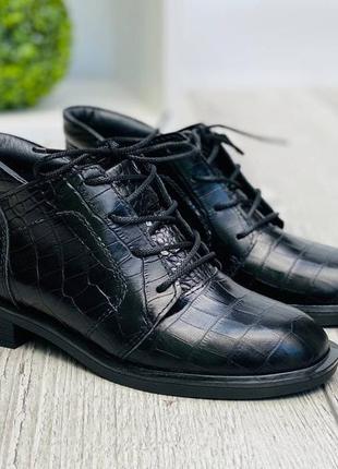 Жіночі шкіряні черевики на шнурівці