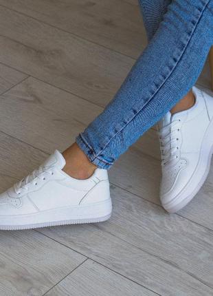 Білі кросівки на плоскій підошві білого кольору жіночі