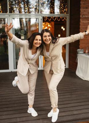 Практичний стильний костюм завжди в тренді