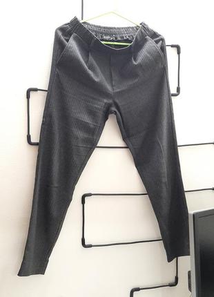 Чудові теплі завужені штани bershka