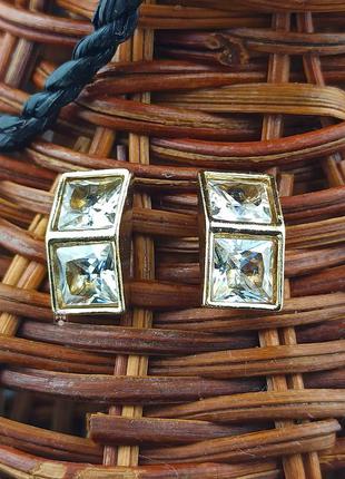 Интересные серьги сережки гвоздики пуссеты кубики со стразами под золото новые2 фото