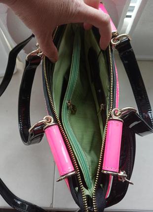 Черная лаковая сумка с кружевом и отделкой неонового розового цвета4 фото