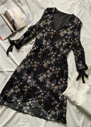 Чёрное цветочное платье с вырезами5 фото