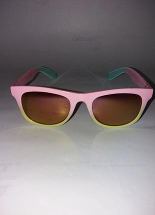 Яскраві фірмові сонцезахисні окуляри для дівчинки2 фото