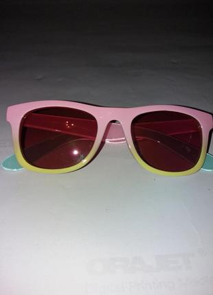 Яскраві фірмові сонцезахисні окуляри для дівчинки3 фото
