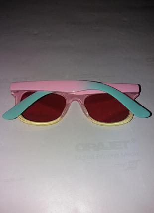 Яскраві фірмові сонцезахисні окуляри для дівчинки4 фото