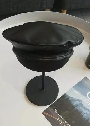 Французький жіночий бере зі штучної шкіри чорний