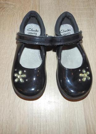 Балетки туфли школьные clarks trixi candy infant hook & loop smart formal school shoes light2 фото