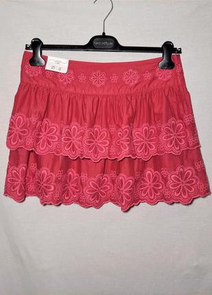 Розовая короткая юбка с оборками воланами рюшами с вышитыми цветами