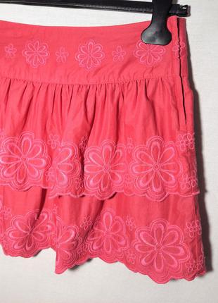 Розовая короткая юбка с оборками воланами рюшами с вышитыми цветами2 фото