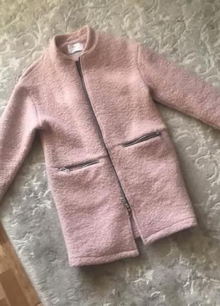 Демисезонное розовое (пудровое) пальто bershka1 фото